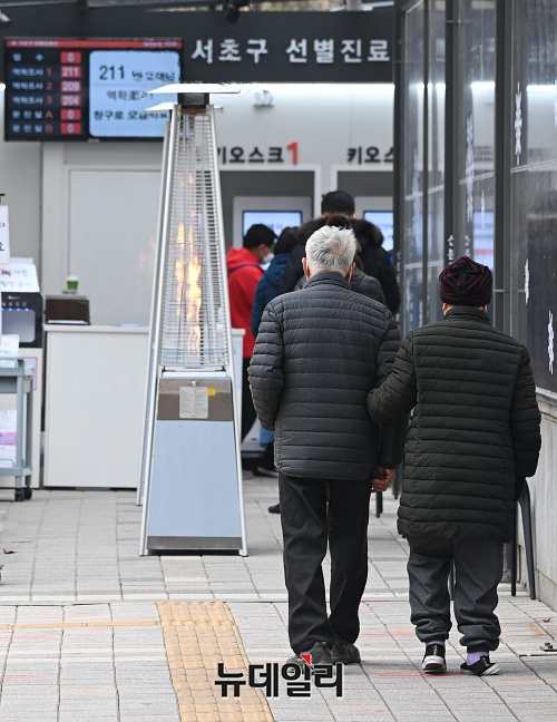 ▲ 지난 10일 오후 서울 서초구 보건소에 설치된 선별진료소의 모습. ⓒ권창회 기자