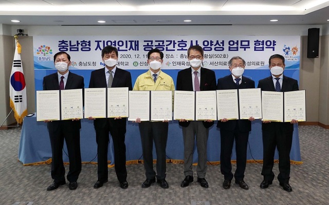 ▲ 양승조 충남도지사가 11일 도청에서 신성대학, 혜전대학과 충남형 공공간호사 제도 도입과 관련한 협약을 체결하고 있다. ⓒ충남도