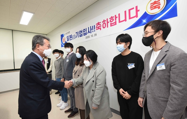 ▲ 사진은 일본 소프트뱅크 등 해외기업에 합격하고 출국에 나서는 영진전문대 올해 졸업생들을 이 대학교 최재영 총장이 격려하는 모습.ⓒ영진전문대