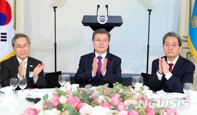 ▲ 문재인 대통령이 2017년 12월 청와대 영빈관에서 열린 재외공관장 초청 만찬에서 참석자들과 함께 박수를 치고 있다. 왼쪽부터 우윤근 주러시아대사, 문 대통령, 노영민 주중국대사. ⓒ뉴시스