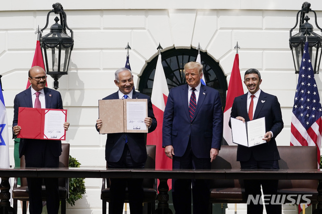 ▲ 워싱턴=AP/뉴시스] 도널드 트럼프(오른쪽 세 번째) 미국 대통령이 지난 9월 15일(현지시간) 백악관 사우스론에서 이스라엘·UAE·바레인 정상과 '아브라함 협정'(Abraham Accords)에 서명 후 협정서를 들고 기념촬영을 하고 있다. ⓒ뉴시스