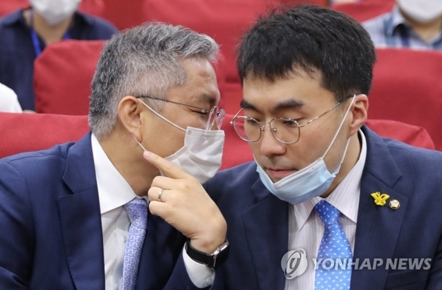 ▲ 열린민주당 최강욱, 더불어민주당 김남국 의원. ⓒ연합뉴스