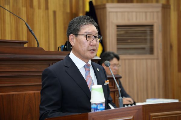 ▲ 박세복 충북 영동군수가 영동군의회에서 군정과 관련해 발표를 하고 있다.ⓒ영동군