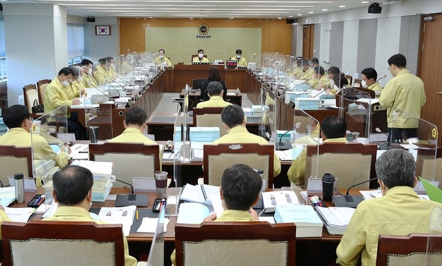 ▲ 충남도의회 예결특위 집행부 내년도 예산안 심의 장면.ⓒ충남도의회