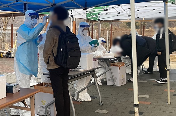 ▲ 충북 음성의 A고등학교에 설치된 선별진료소.ⓒ음성군