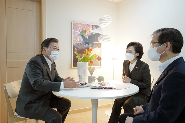 ▲ 11일 '살고 싶은 임대주택 현장 점검'에 방문한 문재인 대통령과 김현미 국토교통부 장관, 변창흠 국토부 장관 내정자. ⓒ청와대