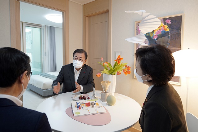 ▲ 11일 '살고 싶은 임대주택 현장 점검'에 방문한 문재인 대통령과 김현미 국토교통부 장관, 변창흠 국토부 장관 내정자. ⓒ청와대