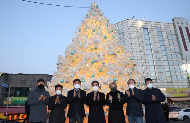 ▲ 대전 동구가 중앙시장 일원에 대형 크리스마스트리를 비롯한 각양각색의 경관조명을 설치했다.ⓒ대전시 동구