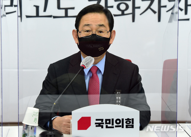 ▲ 주호영(사진) 국민의힘 원내대표는 13일 오후 국회에서 긴급 기자간담회를 열고 야당의 비토권을 무력화한 공수처법 개정안을 통과시킨 여당을 향해 