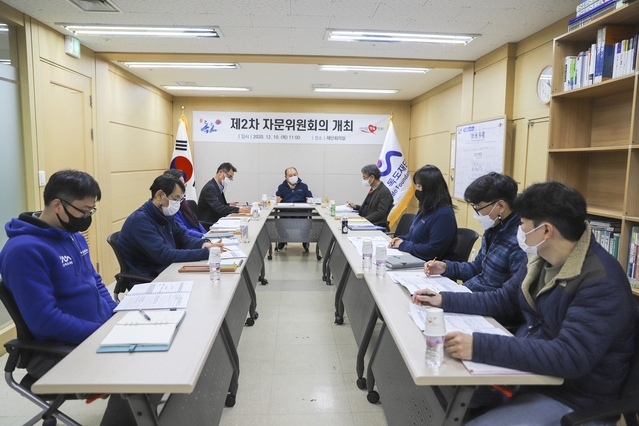 ▲ 독도재단이 지난 10일 재단 회의실에서 자문위원과 임직원이 참여한 가운데 2020년도 주요사업 분석회의와 전략과제를 점검하고 국내외 독도수호 활동을 통한 독도영유권 강화를 위해 외부평가 회의를 개최했다.ⓒ독도재단