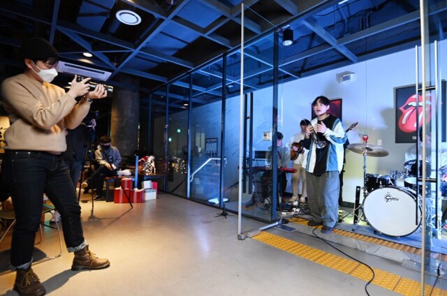 ▲ 서울독립음악창작소에서 촬영 중인 '인디 크리스마스 선물' 인디열전 스테이지의 5인조 밴드 잭킹콩.ⓒ마포문화재단