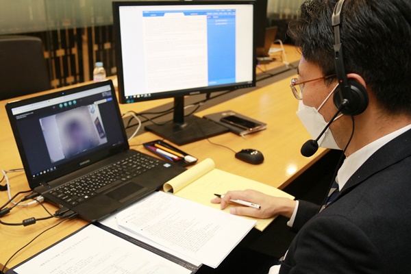 ▲ 면접관이 화상으로 지원자와 비대면 면접을 진행하고 있는 모습. ⓒSBI저축은행