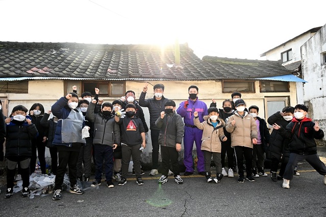 ▲ 대전 중구의회 김연수 의장이 지난 12일 은행동 일원에서 보문산 호루라기 밴드 회원들과 연탄배달 봉사를 실시했다. 이날 이들은 1500장을 저소득층 가정에 전달하고 따뜻한 겨울 날 수 있기를 기원했다.ⓒ대전중구의회