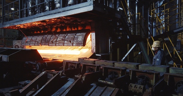 ▲ SCR설비가 도입된 동국제강 신평공장 가열로에서 빌릿(billet)이 압연라인에 투입되고 있다.ⓒ동국제강