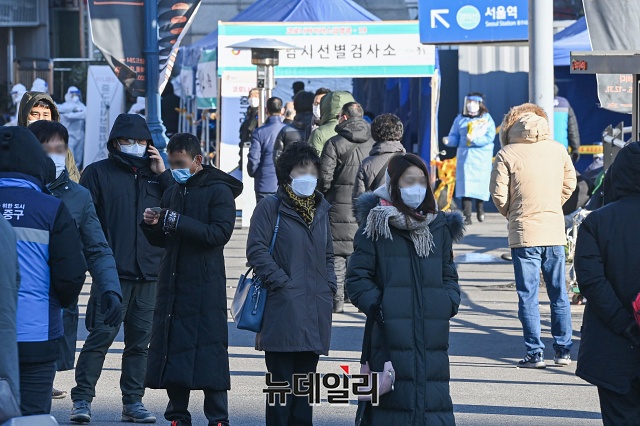 ▲ 14일 오후 서울 중구 서울역에 마련된 임시 선별진료소에서 시민들이 검사를 받기 위해 줄을 서 있다. ⓒ권창회 기자