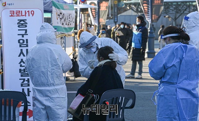 ▲ 14일 오후 서울 중구 서울역에 마련된 임시 선별진료소에서 검사를 받는 시민의 모습. ⓒ권창회 기자