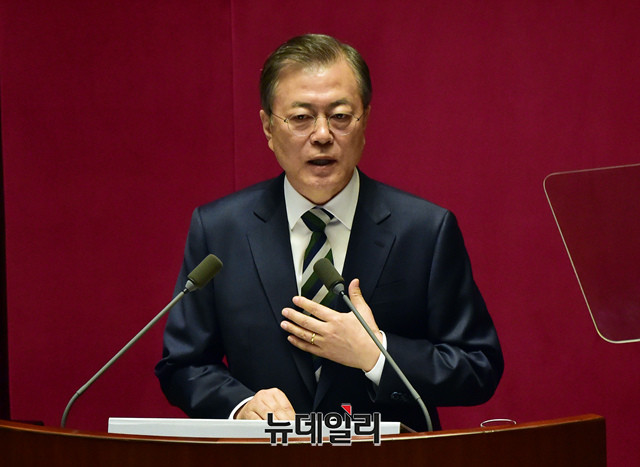 ▲ 우한코로나(코로나19) 일일 확진자가 1000명을 돌파하며 사상 최대치를 기록한 뒤 'K-방역의 실패는 문재인 정부 탓'이라는 비판이 커지고 있다. 사진은 21대 국회 개원식에 참여한 문재인 대통령의 모습. ⓒ뉴데일리DB