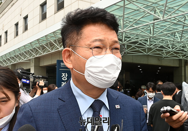 ▲ 송영길(사진) 더불어민주당 의원이 14일 대북전단금지법(남북관계발전법)에 대한 필리버스터 주자로 나서 미국의 핵무기 보유량이 5000개를 넘는다면서 