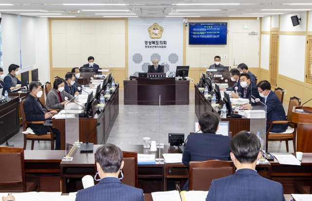 ▲ 행정보건복지위원회는 14일 오후 상임위 회의를 갖고 행정보건복지위원회 소관 조례안 8건을 심사했다.ⓒ경북도의회