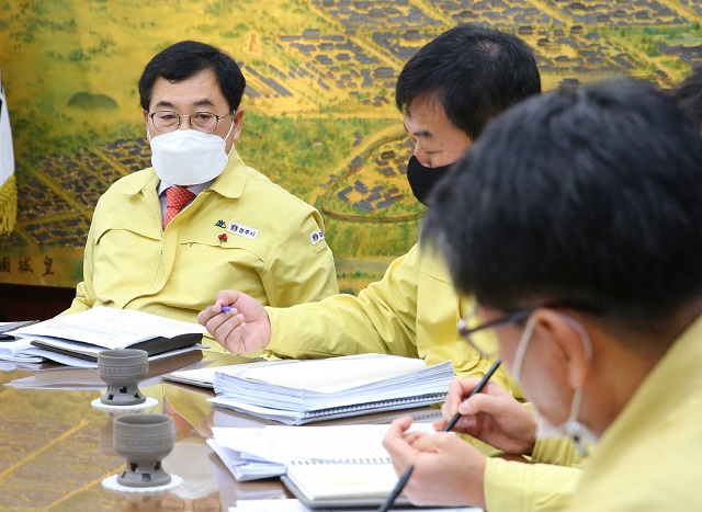 ▲ 주낙영 경주시장이 14일 오전 열린 국·소·본부장 회의에서 지방자치법 전면 개정에 따른 후속조치와 관련 주무 부서 공무원들과 논의하고 있다.ⓒ경주시