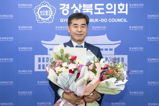 ▲ 평소 지역주민을 위해 묵묵히 의정활동에 매진해온 경북도의회 건설소방위원회 오세혁 도의원(경산4)이 지역사회 복지증진과 도의원으로서 사회적 책임을 다해온 사회공헌활동 공적을 인정받아 대한적십자사 회장 표창장(봉사부문)을 수여 받았다.ⓒ경북도의회