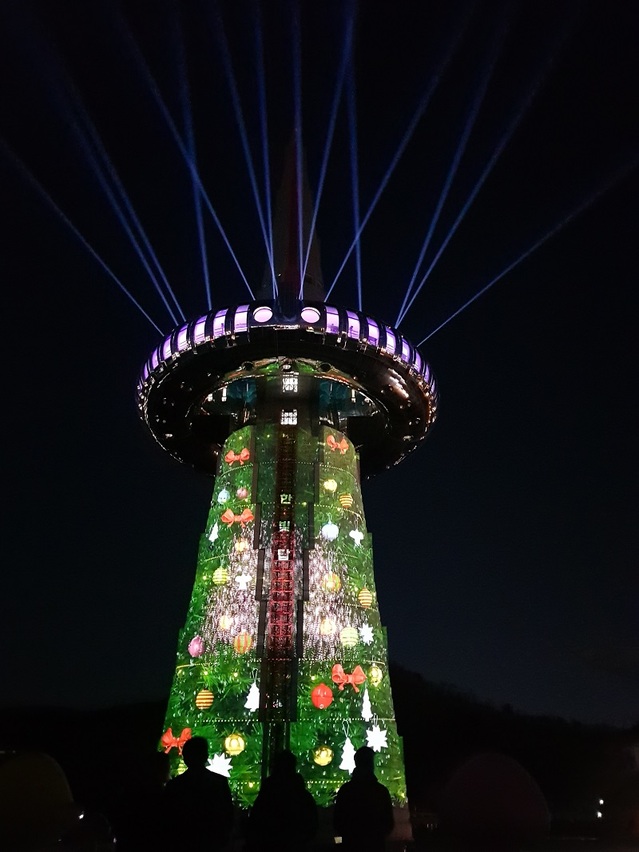 ▲ 대전마케팅 공사가 14일 오후 6시 엑스포과학공원 한빛 광장에서‘한빛탑 미디어파사드 크리스마스트리 점등식’을 가졌다.ⓒ대전마케팅 공사