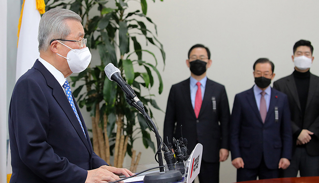 ▲ 김종인 국민의힘 비상대책위원장이 15일 오전 국회 당 회의실에서 이명박·박근혜 전 대통령 관련 대국민사과를 하고 있다.ⓒ국민의힘