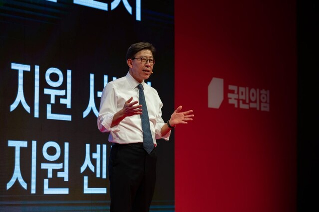 ▲ 박형준 동아대 교수가 15일 오전 10시 부산항 국제여객 터미널 5층 국제 전시 컨벤션 센터에서 내년 4월 7일에 치러지는 부산시장 보궐 선거에 공식 출마를 선언했다. ⓒ박형준 교수