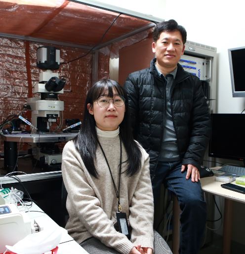 ▲ 뇌‧인지과학전공 서병창 교수(우), 고우리 석·박사통합과정생(좌).ⓒDGIST