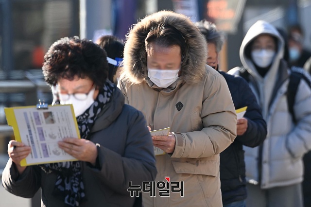 ▲ 14일 오후 서울 중구 서울역에 마련된 임시 선별진료소에서 시민들이 검사를 받기 위해 줄을 서 있다. ⓒ권창회 기자
