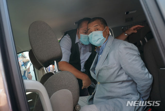 ▲ 지난 8월 자택에서 보안법 위반 혐의로 체포돼 경찰에 끌려가는 지미 라이 넥스트미디어 회장. ⓒ뉴시스 AP. 무단전재 및 재배포 금지.