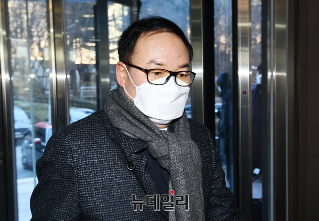 ▲ 윤석열 검찰총장 징계위원회가 열리는 10일 오전 정한중 징계위원장 직무대리가 경기 과천시 정부과천청사로 들어서고 있다. ⓒ권창회 기자