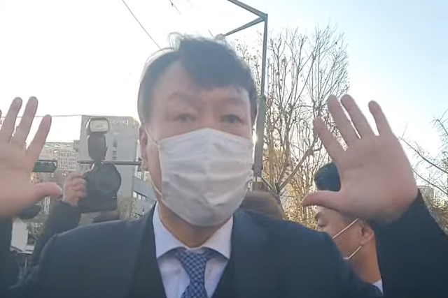 ▲ 윤석열 검찰총장이 15일 서울 서초구 대검찰청 앞에서 관용차에서 내려 자신을 지지하는 시민들에게 감사 인사를 전하고 있다. 유튜브 짝찌tv 캡처