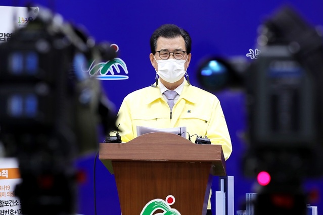 ▲ 코로나19 관련 대도민 담화문을 발표하는 이시종 충북지사. ⓒ충북도
