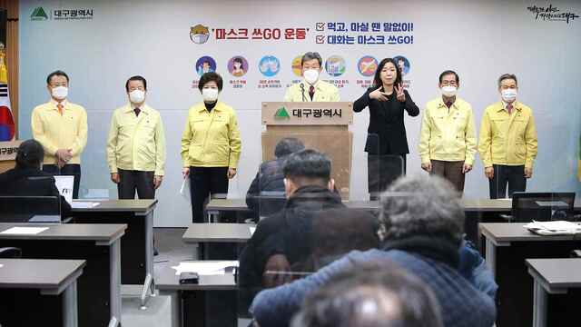 ▲ 대구시청 2청 브리핑룸에서 열린 호소문 발표에서 대책위원회는 “최근 전국 곳곳에서 코로나19 집단발병이 속출하면서 지난 13일에는 신규 확진자가 1천 명을 넘어서는 등 ‘3차 대유행’으로 본격 진입했고, 점점 어려운 상황으로 빠져들고 있다”며 시민의 적극적 협조를 요청했다.ⓒ대구시
