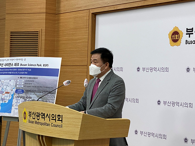 ▲ 내년 4월7일 열리는 부산시장 보궐선거에 출마하는 이진복 국민의힘 예비후보가 4호 공약으로 '부산 청년 일자리 창출'을 약속했다. ⓒ이진복 예비후보