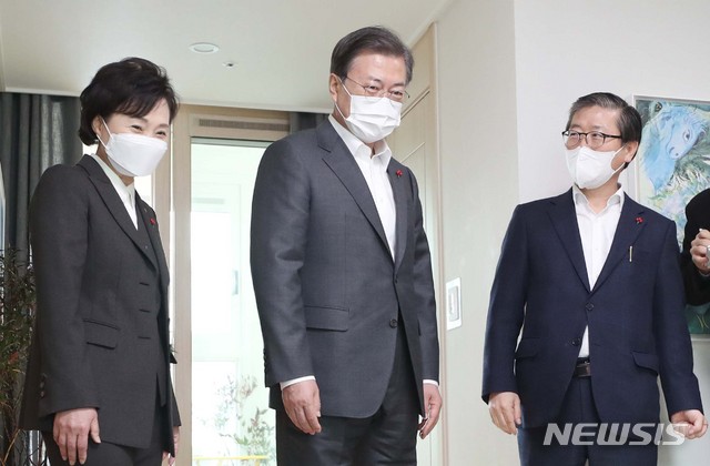 ▲ 문재인 대통령이 지난 11일 오전 경기 화성시 LH 임대주택 100만호 기념단지인 동탄 공공임대주택에서 김현미 국토교통부장관과 국토교통부장관 후보자인 변창흠 LH사장과 함께 '살고 싶은 임대주택 현장점검'을 하고 있다. ⓒ뉴시스