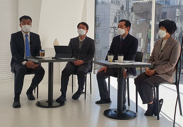 ▲ 안철수 국민의당 대표(우측에서 두번째)가 15일 긴급좌담을 갖고 문재인 정부의 백신 미확보 사태를 지적했다.ⓒ국민의당