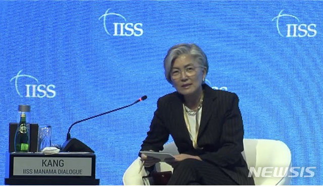 ▲ 강경화 외교부 장관. 지난달 26일 영국 IISS가 주최한 마나마 회의 중 발언하는 모습. ⓒ뉴시스. 무단전재 및 재배포 금지.