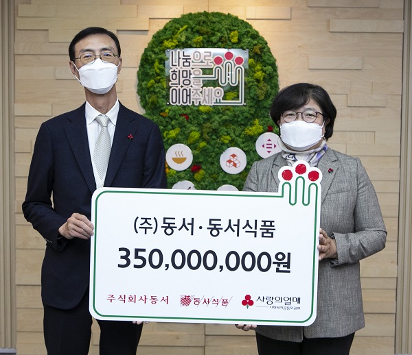 ▲ [사진자료_1] 17일 서울시 중구 정동 사회복지공동모금회에서 열린 성금 기탁식에서 동서식품 최상인 홍보상무(왼쪽), 사회복지공동모금회 김연순 사무총장(오른쪽)이 기념촬영을 하고 있다.ⓒ동서식품