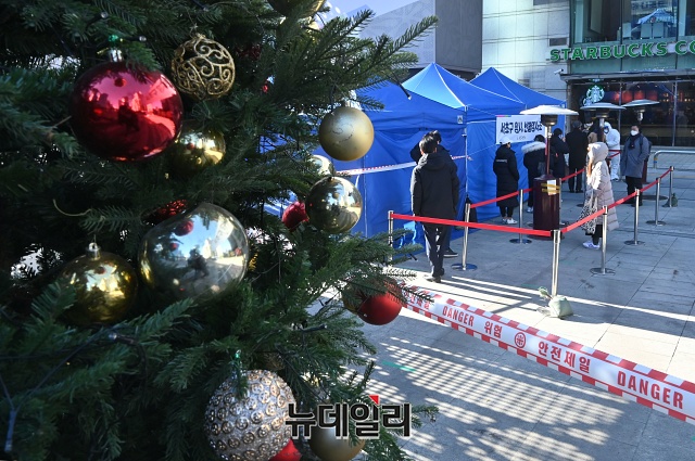 ▲ 16일 오후 서울 서초구 강남역 인근에 마련된 임시 선별진료소를 찾은 시민들이 검사를 받기위해 줄을 서 있다. ⓒ권창회 기자