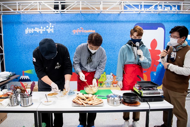 ▲ 영덕대게축제에 진행된 쿡방쇼에는 이희진 군수, 김원구(한국조리사협회 경북지부장) 셰프와 장기진 MC, 트로트 가수 박서진 등이 참여했다.ⓒ영덕군