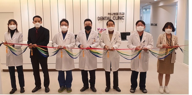 ▲ 청주 하나병원이 16일 병원 3층에 치과실을 확장한 뒤 개소식을 갖고 있다(사진 오른쪽에서 3번째가 박중겸 병워장).ⓒ하나병원