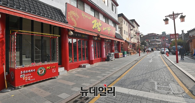 ▲ 수도권 내 사회적 거리두기 2.5단계가 시행중인 11일 오후 인천 중구 차이나타운이 한산한 모습을 보이고 있다. ⓒ권창회 기자