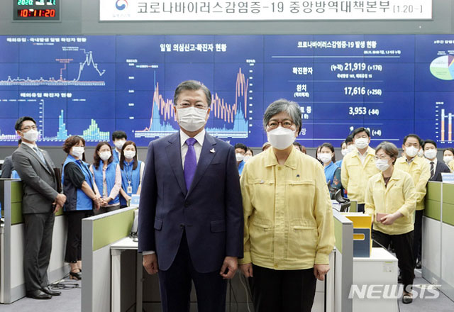 ▲ 지난 9월 11일 중앙방역대책본부를 찾은 문재인 대통령이 정은경 초대 질병관리청장에게 임명장을 수여한 뒤 기념사진을 찍었다. ⓒ뉴시스. 무단전재 및 재배포 금지.