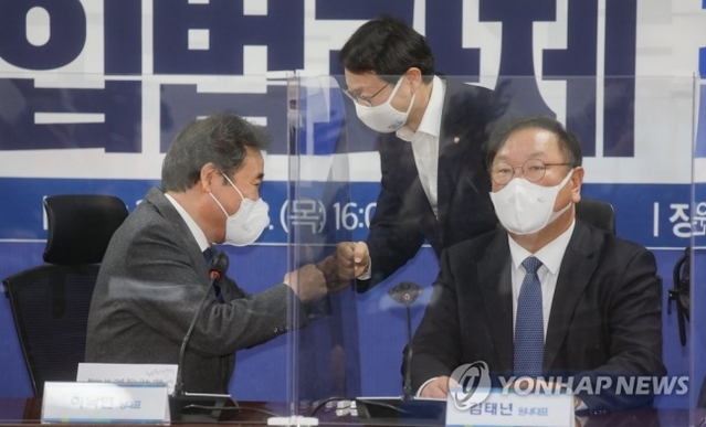 ▲ 김성주(가운데) 더불어민주당 의원. ⓒ연합뉴스