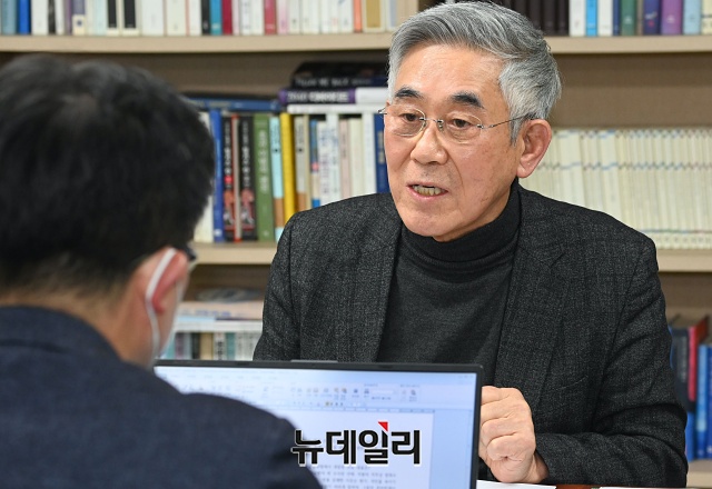 ▲ 국가정보원 제1차장을 지낸 염돈대 전 성균관대 국가전략대학원장이 16일 뉴데일리와 인터뷰하고 있다. ⓒ권창회 기자