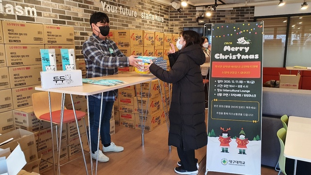 ▲ 지난 17일 대구대에 재학 중인 한 외국인 유학생이 방역물품과 생필품을 전달받고 있다.ⓒ대구대