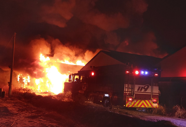 ▲ 18일 오전 4시 28분쯤 충북 진천군 이월면 동성리의 한 양계장에서 불이 나 닭 3만6800마리가 폐사했다.ⓒ충북도소방본부