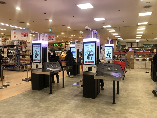▲ 사용자 편리함을 위해 대형 화면으로 제작된 ‘키오스크 무인 계산대’도 선보인다. 롯데마트에 따르면 일반 상품 10개 계산 속도를 기존 무인 계산대와 비교하면 20%가량 개선됐다.ⓒ뉴데일리경제DB